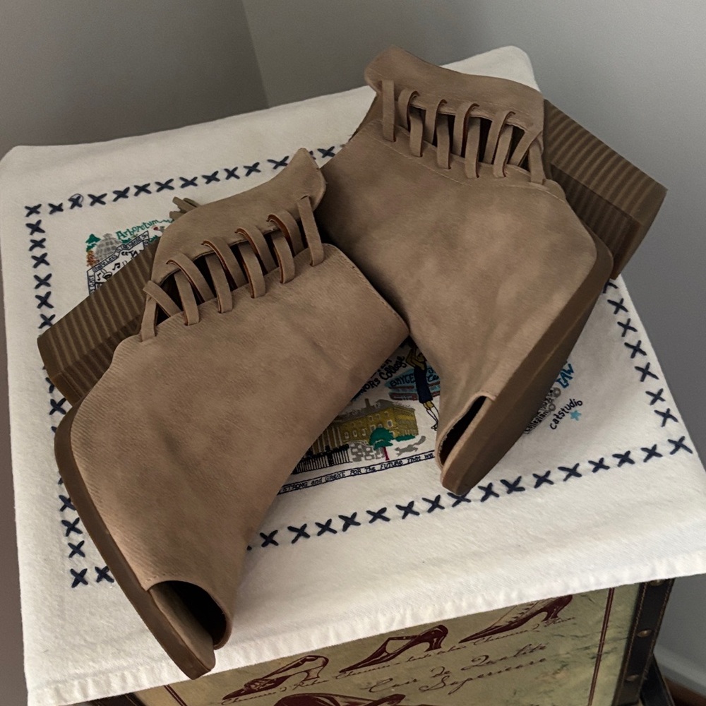 Reaction Kenneth Cole Tan Peep-Toe Ankle Boots - Picture 2 of 5